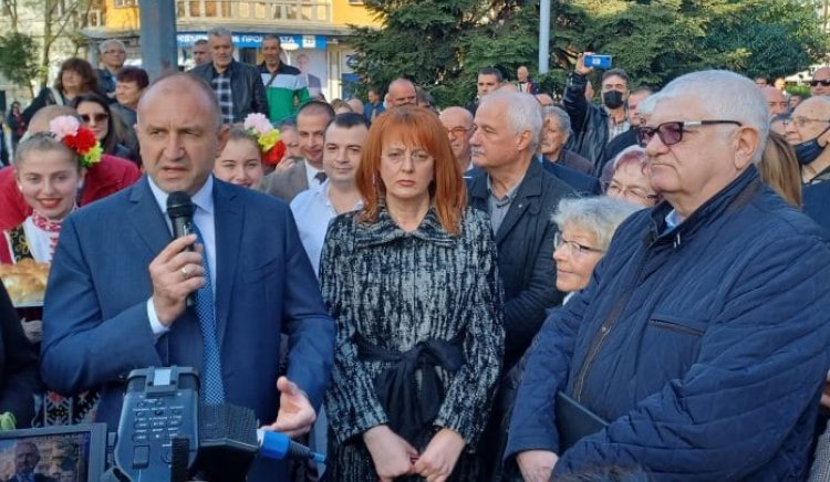 Стотици аплодираха кандидат президентската двойка Румен Радев и Илияна Йотова в Бургас