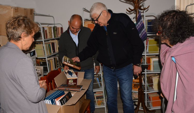 Петър Кънев с дарение от 50 книги при посещение на листата на БСП в Ново Паничарево и Приморско  