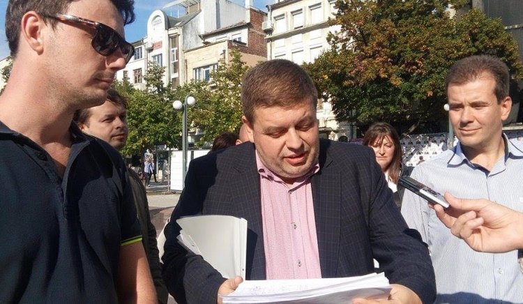 Евгений Мосинов и граждани входираха подписка срещу премахването на пешеходната пътека пред ТОХ-а