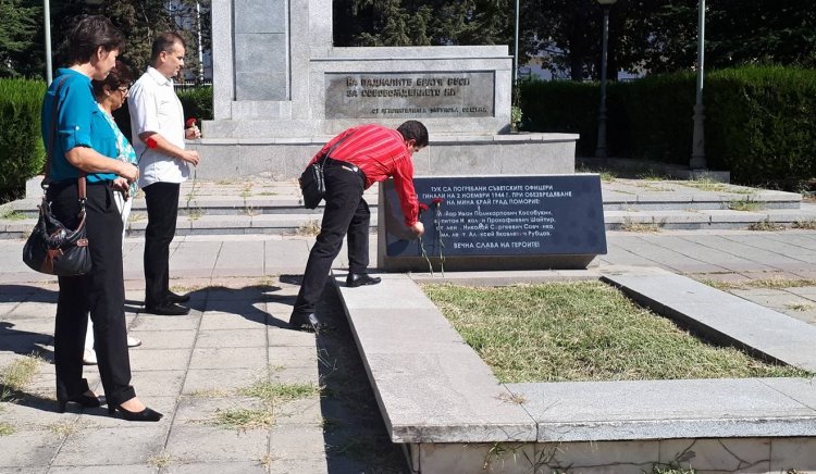 БСП-Бургас положи цветя на паметниците на антифашистите 