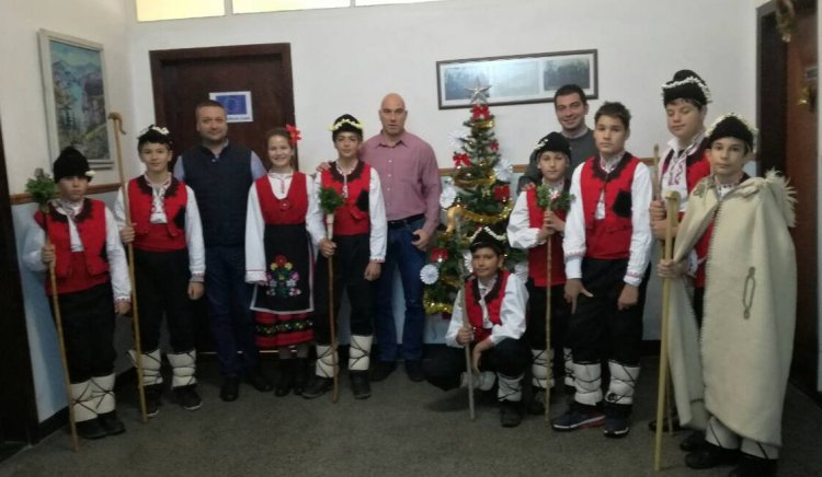 Коледари поздравиха народните представители Николай Тишев и Тодор Байчев в Карнобат