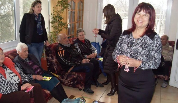 Милена Радева и Андрей Андреев закичиха с мартеници обитателите на Дома за стари хора в Айтос