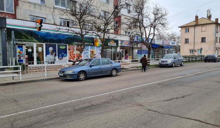 Общинският съветник от БСП Васил Иванов отправи питане относно пътни заграждения пред търговски обекти в Долно Езерово