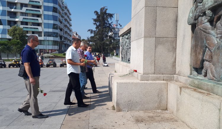 БСП – Бургас положи цветя на паметниците на антифашистите по случай 9-ти септември